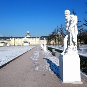 Herkules Farnese, im Hintergrund das Schloss Karlsruhe
