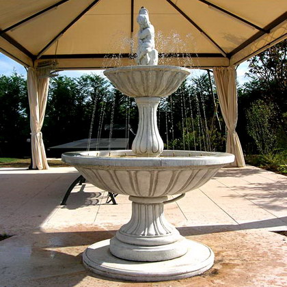 Springbrunnen Kunststein Modell Agrigento mit Putte als Aufsatz, <br />
Höhe 195 cm, Durchmesser 130 cm, Artikelnr. 120915