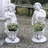 deux enfants avec brouettes servant comme pot pour plantes - pierre artificielle patinée